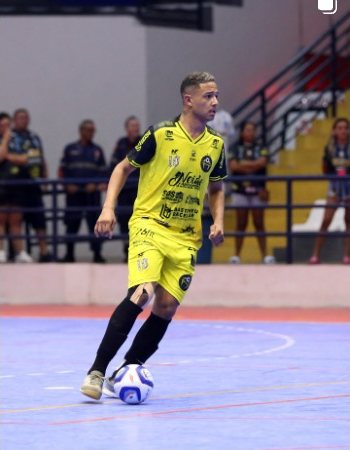 Atleta do Tijuca conduzindo a bola