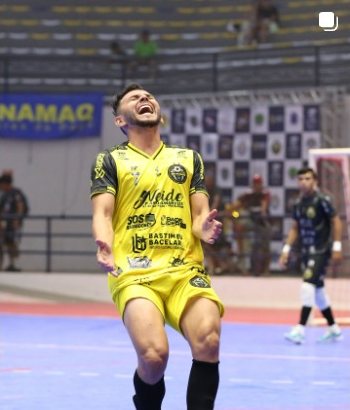 Atleta do Tijuca vibrando em quadra